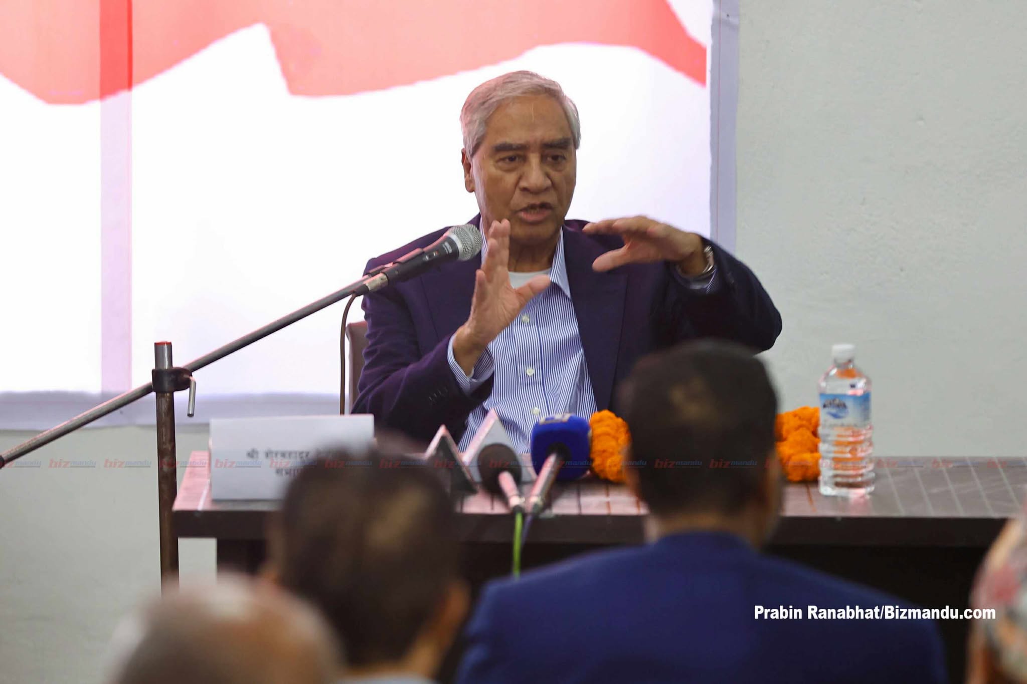 शेरबहादुर देउवा विमानस्थलमा ओर्लिने बित्तिकै पक्राउ पर्छन्? प्रहरीले भन्यो : मुद्दा छ छैन हेर्दैछौं