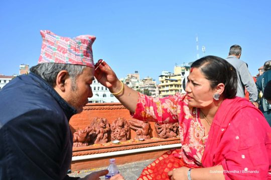 रानीपोखरीको बालगोपालेश्वर मन्दिर परिसरमा भाइटीका लगाउन पुग्नेको घुइँचो (तस्विरहरु)