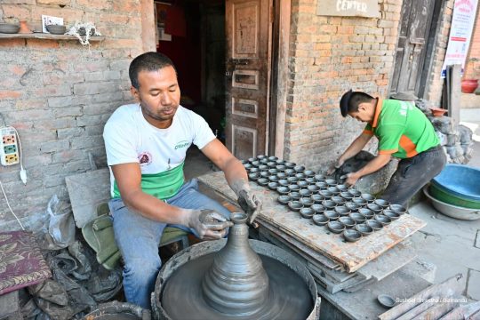 घरलाई झिलिमिली बनाउन भक्तपुरमा बन्दैछ दियो, व्यापार घटे पनि रोकिएको छैन उत्पादन