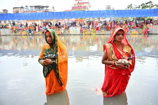 नदी किनार र तालतलैयामा छठ मनाउनेको घुइँचो, अस्ताउँदो सूर्यलाई दिइयो अर्घ्य