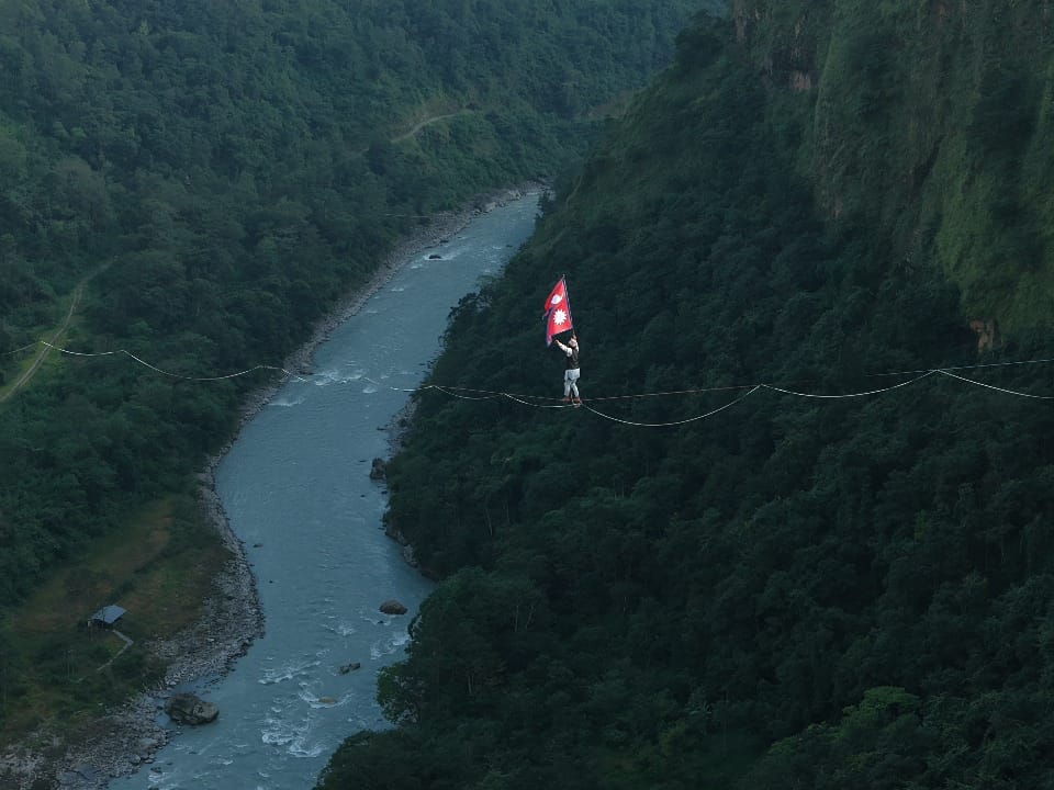 जर्मनी पुगेर डोरीमा हिँड्न सिकेका शंकरले जब पर्वत र बागलुङ जोड्ने खोंचमा गरे हाइलाइन