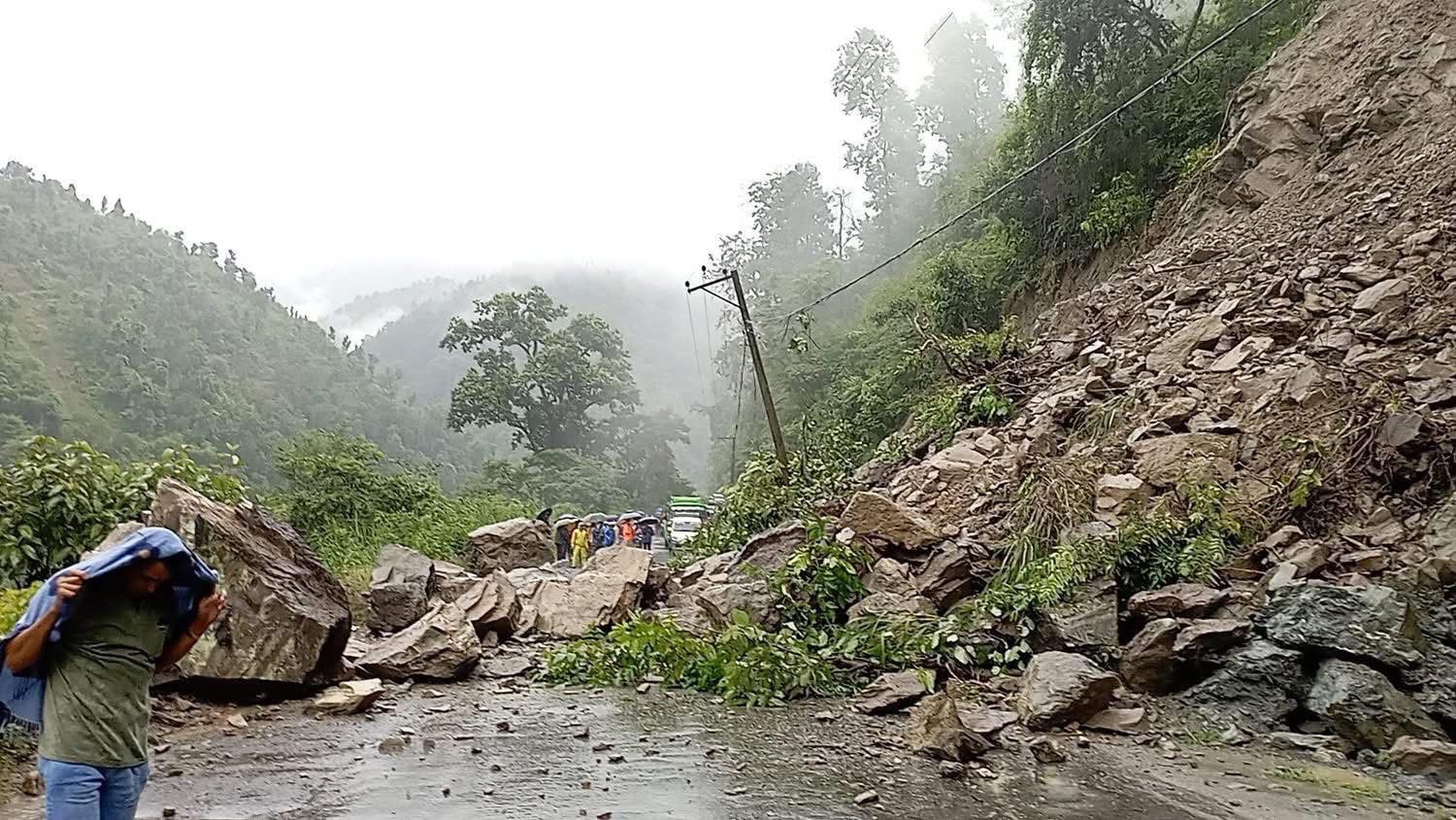 बाढीपहिरोले पाँच प्रमुख राजमार्ग पूर्ण रूपमा अवरुद्ध, राति यात्रा नगर्न प्रशासनको आग्रह