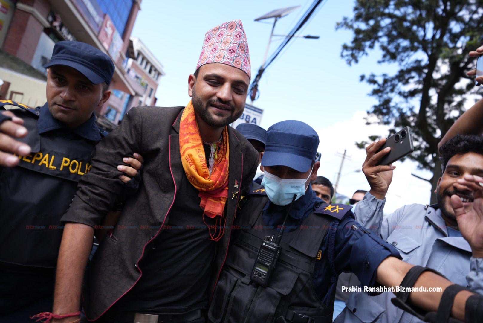 गाँजा सेवन गरेका डा. निकोलस भुसाललाई प्रहरीले लगायो परिवारको जिम्मा, रिह्यावमा राख्ने सर्त