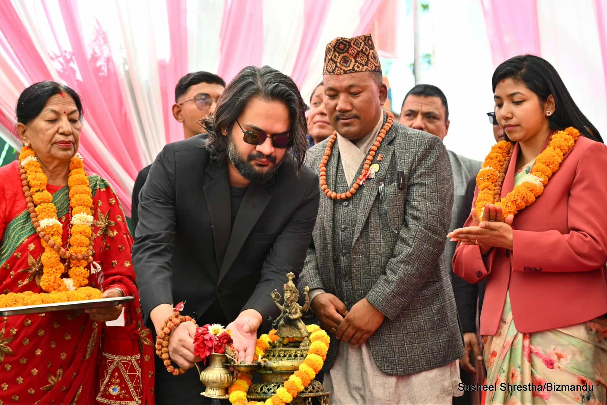जयवागेश्वरी गायत्री मार्गस्थित ब्रम्हा मन्दिरको उद्घाटन कार्यक्रममा पुगे बालेन र सुनिता