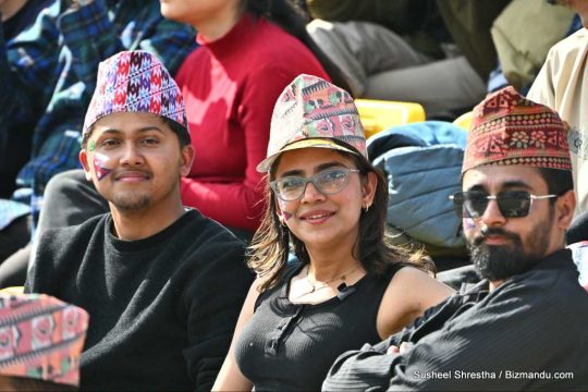 दर्शकले भरिएको कीर्तिपुरस्थित टीयू मैदानमा खेलका बीच ढाका टोपीको आकर्षण