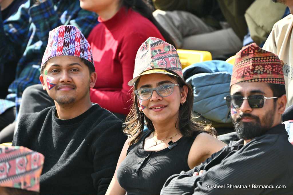 दर्शकले भरिएको कीर्तिपुरस्थित टीयू मैदानमा खेलका बीच ढाका टोपीको आकर्षण