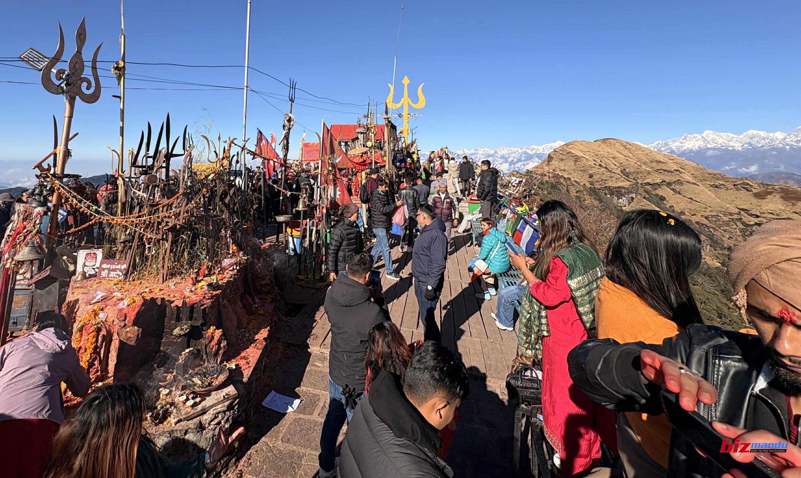 कालिञ्चोकमा भीडभाड, खुलेको मौसमसँगै सप्ताहान्तको बिदामा घुम्ने थुप्रै (तस्बिर)