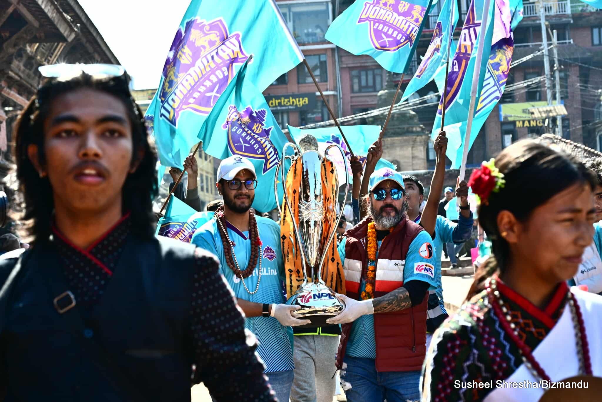 देश दौडाहापछि काठमाडौं आइपुग्यो एनपीएलको ट्रफी, उपत्यका घुमाउँदै गोर्खाज