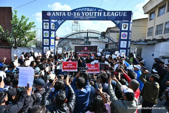 यो वर्ष पनि ‘ए’ डिभिजन लिग नगर्ने निर्णयपछि सडकमा खेलाडी, एन्फाको गेटमा बाँधे मेडल