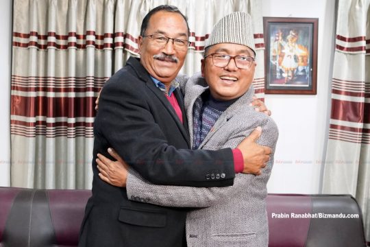 राजनीतिमा गुमनाम भएका पूर्वपञ्च थापा चार वर्षपछि पुरानै घर फर्किए, लिङ्देनसँग अंकमाल