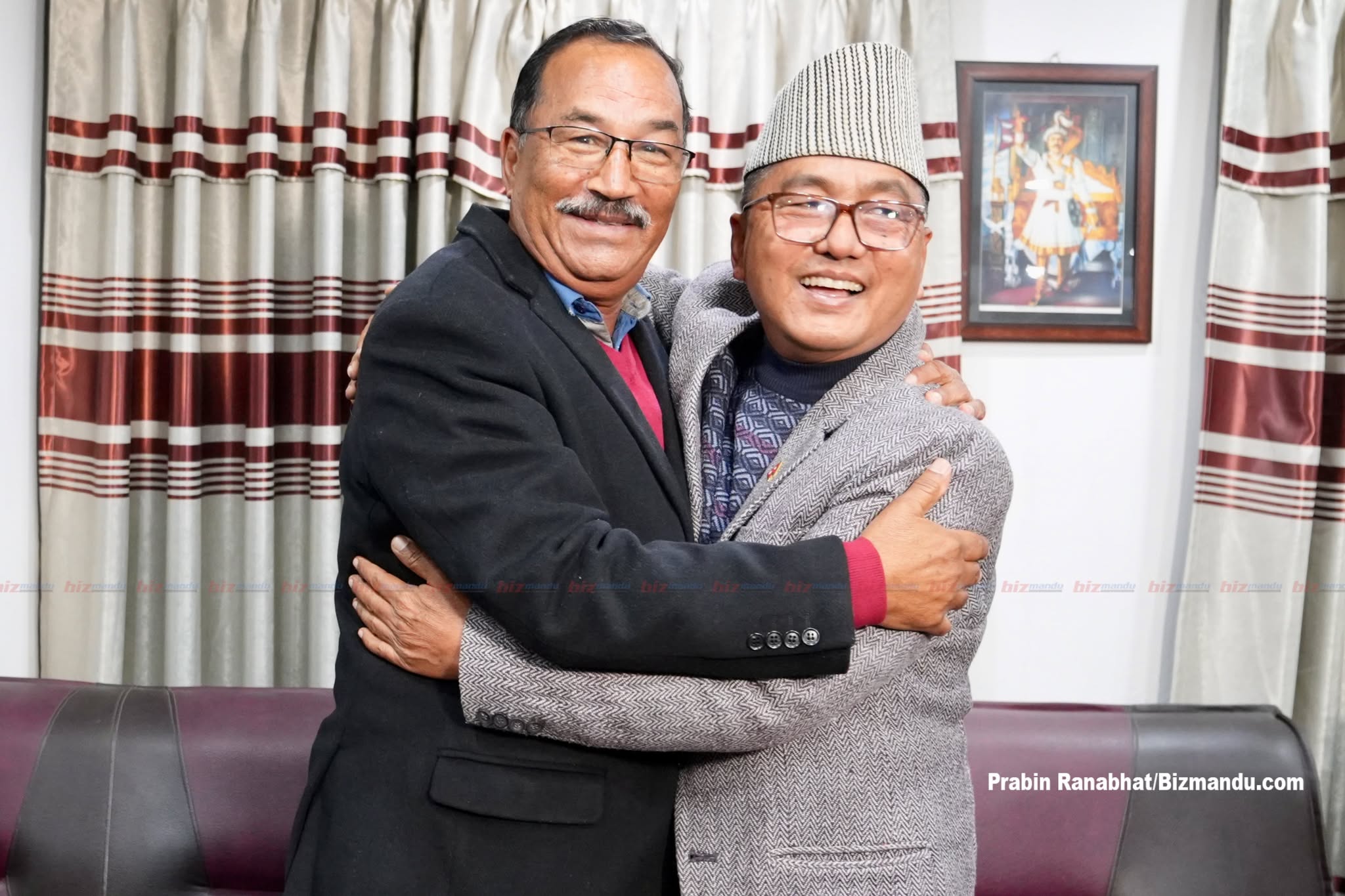 राजनीतिमा गुमनाम भएका पूर्वपञ्च थापा चार वर्षपछि पुरानै घर फर्किए, लिङ्देनसँग अंकमाल