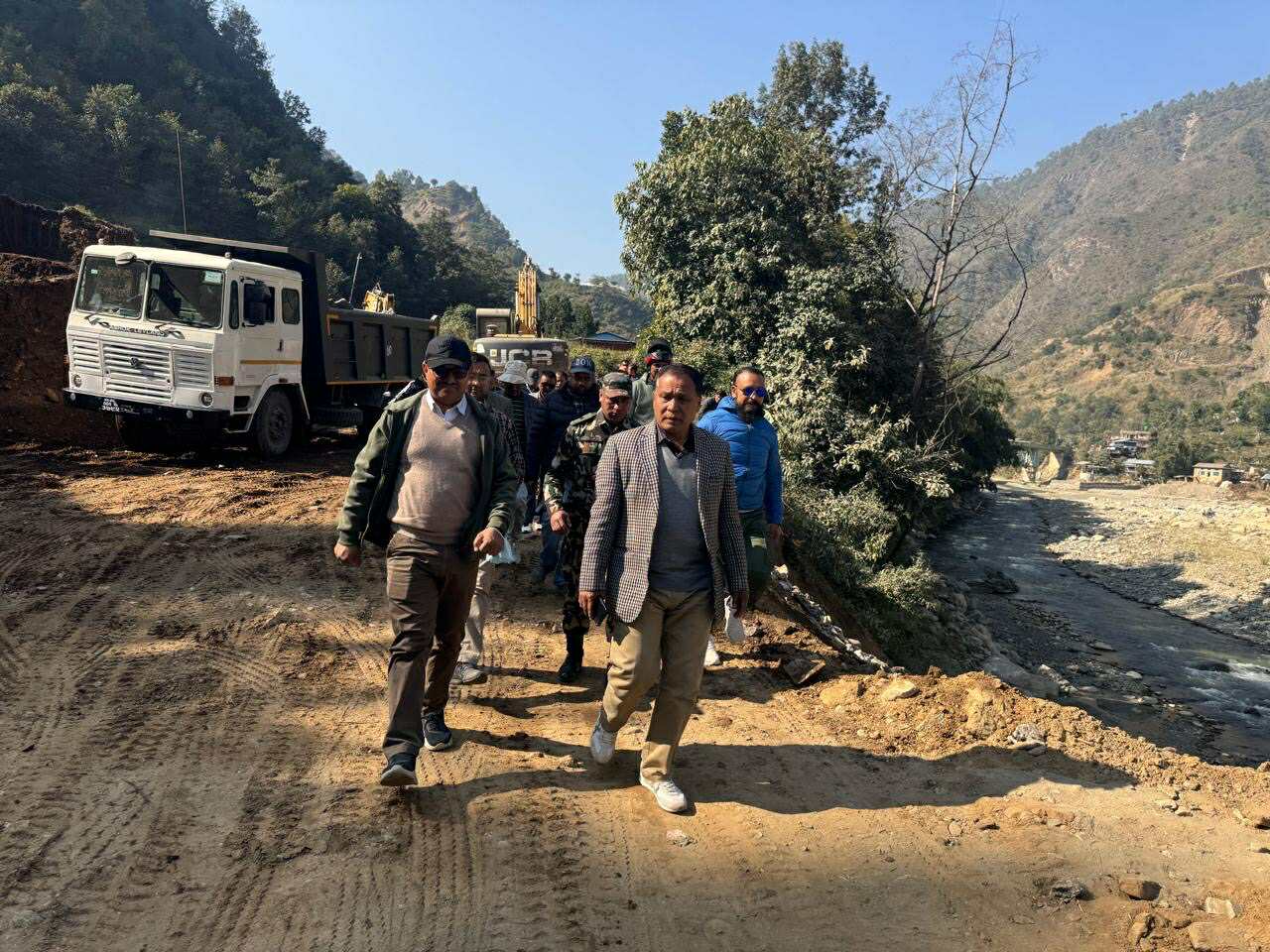 बिपी राजमार्गको पुनर्निर्माणमा जनशक्ति थप्न कुलमानको निर्देशन, ‘राति पनि काम गर्नू’
