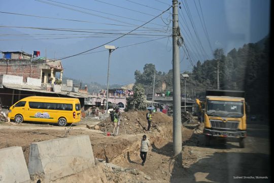 नागढुंगा-मुग्लिन सडक स्तरोन्नति : बिजुलीका पोलले निर्माण कार्यमा समस्या (तस्बिरहरू)