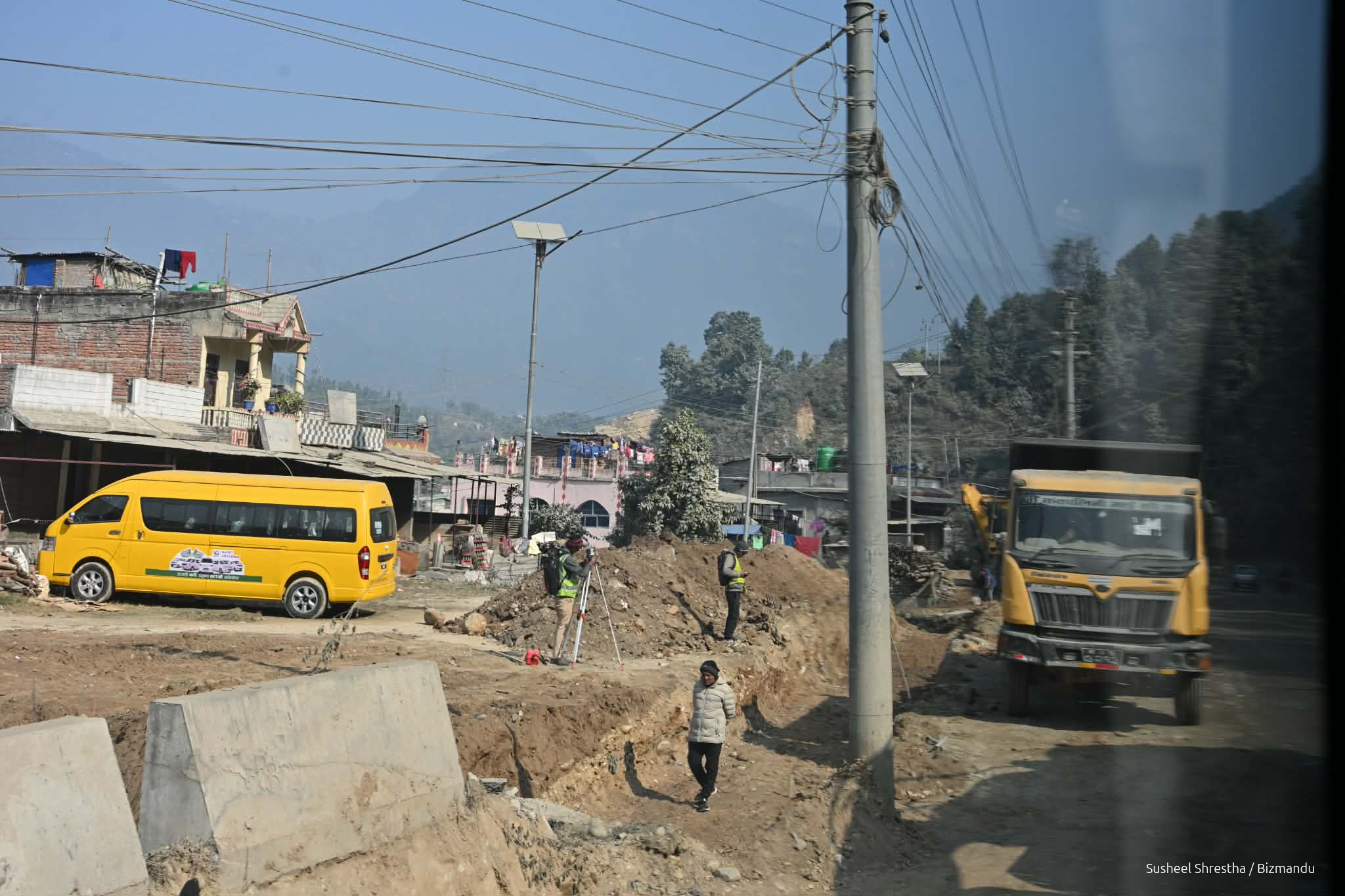 नागढुंगा-मुग्लिन सडक स्तरोन्नति : बिजुलीका पोलले निर्माण कार्यमा समस्या (तस्बिरहरू)