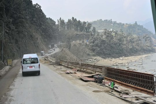 तुइन खोलामा खसेको पहिरो पन्छाइयो, नारायणगढ-मुग्लिन सडक संचालनमा
