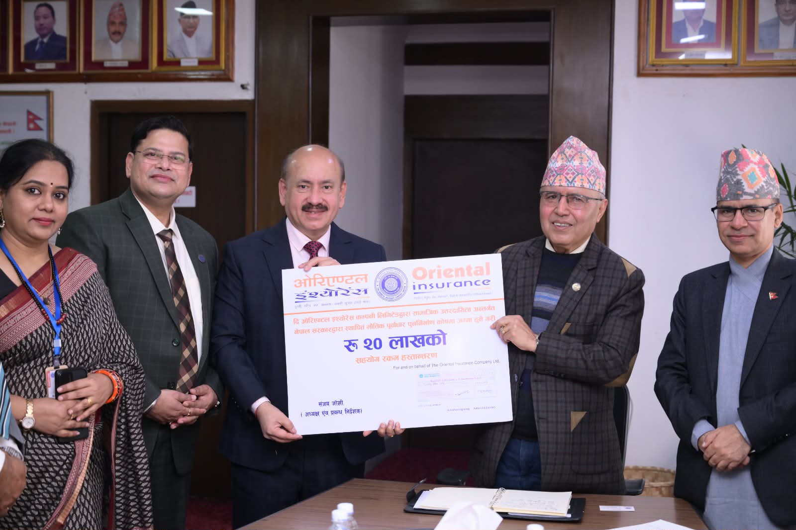 पुनर्निर्माण कोषमा दि ओरियण्टल इन्स्योरेन्सको २० लाख सहयोग, अर्थमन्त्रीलाई चेक हस्तान्तरण