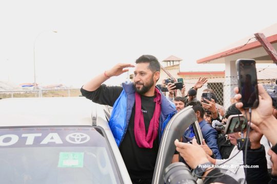रवि लामिछाने आइपुगे काठमाडौं, जेनजी आन्दोलनका घाइतेलाई भेट्ने (तस्बिरहरु)