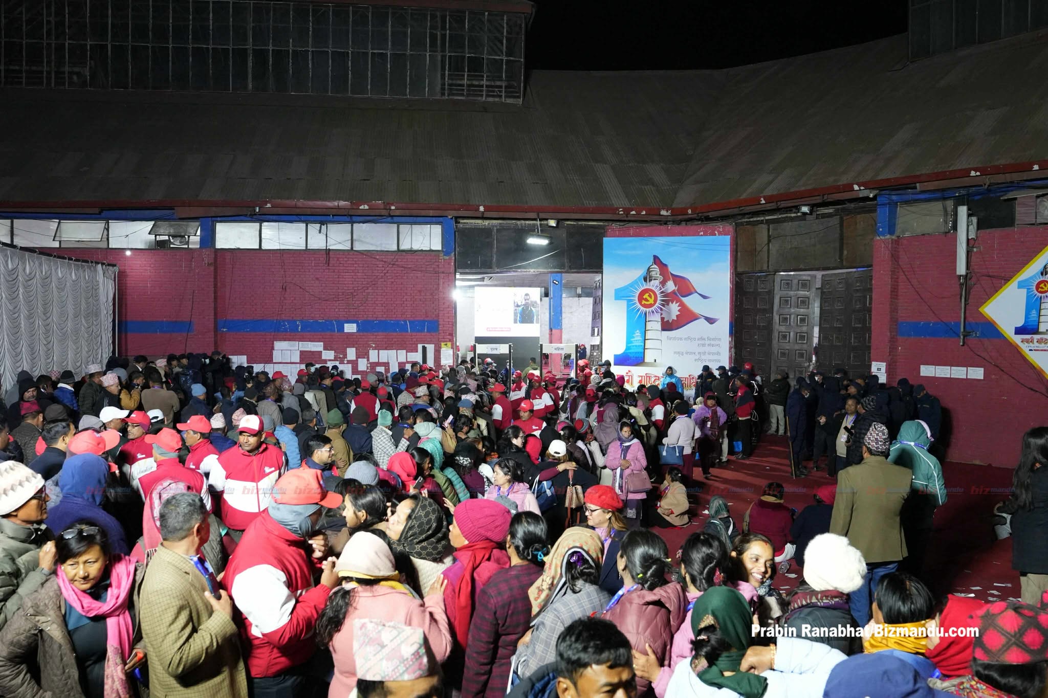 मतदान गर्न चिसोमा लाइनमा थिए महाधिवेशन प्रतिनिधि, बुधबार बिहान ८ बजेका लागि सारियो निर्वाचन