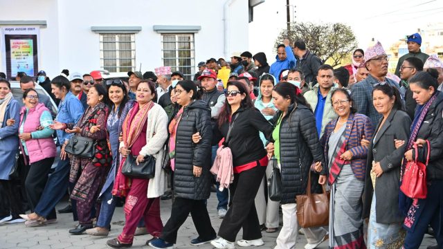 एमाले महाधिवेशनको रौनक : च्यासलमा देउडामा नाचे नेता कार्यकर्ता (तस्विरहरु)
