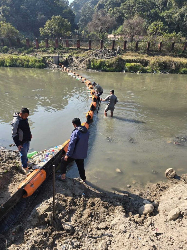 उपत्यकाका खोलामा प्लास्टिकजन्य फोहोर रोक्न ट्रास बेरियर, ६ ठाउँमा राखिँदै