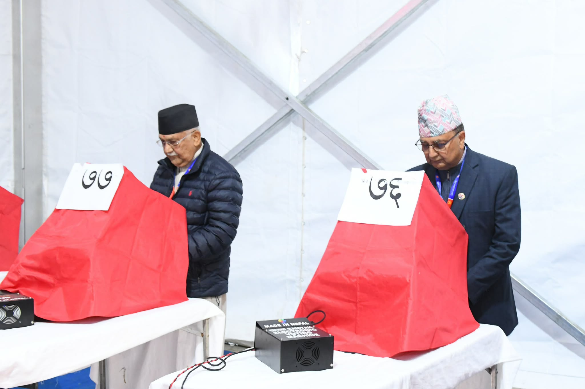 एमाले अध्यक्षमा केपी ओली कि ईश्वर पोखरेल ? भृकुटीमण्डपमा सुरु भयो मतदान
