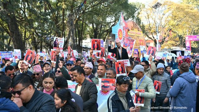 भित्र मेसिनमा उम्मेदवारको नाम हुँदैछ इन्ट्री, बाहिर नेताका लागि मागिँदैछ मत (तस्विरहरु)