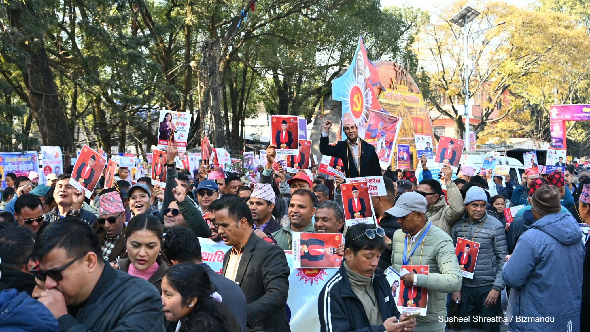 भित्र मेसिनमा उम्मेदवारको नाम हुँदैछ इन्ट्री, बाहिर नेताका लागि मागिँदैछ मत (तस्विरहरु)