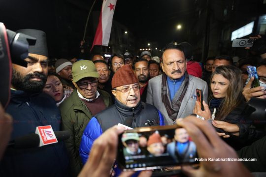 निर्वाचन आयोग बाहिर निस्किएका देउवा पक्षका नेता कार्यकर्ताहरु अझै नाराबाजीमा (तस्विरहरु)