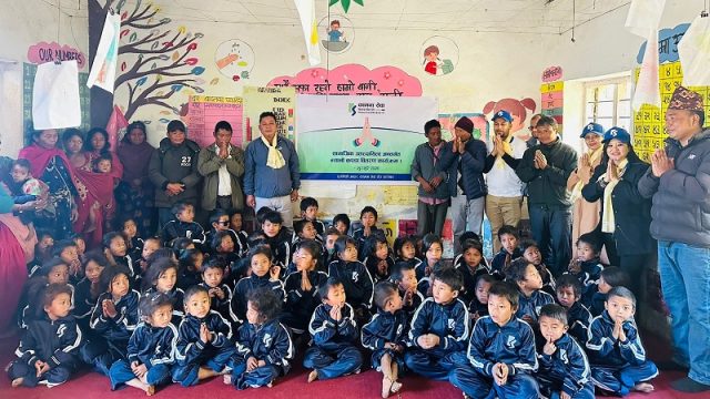 कामना सेवा विकास बैंकले भविष्य निर्माण आधारभूत विद्यालयका विद्यार्थीलाई बाँड्यो न्यानो कपडा
