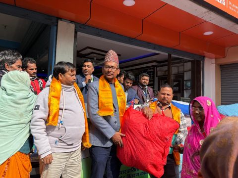 कामना सेवा विकास बैंकले लहानको विपन्न वस्तीका दलितलाई गर्‍यो सहयोग, जाडोमा सिरक वितरण