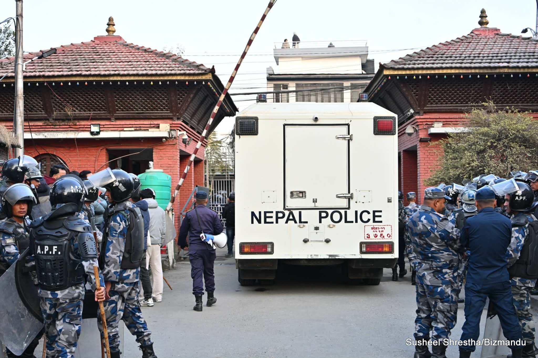 निर्वाचन आयोग बाहिर नेपाली कांग्रेसका दुई पक्षको नाराबाजी, बढाइयो सुरक्षा तैनाथी