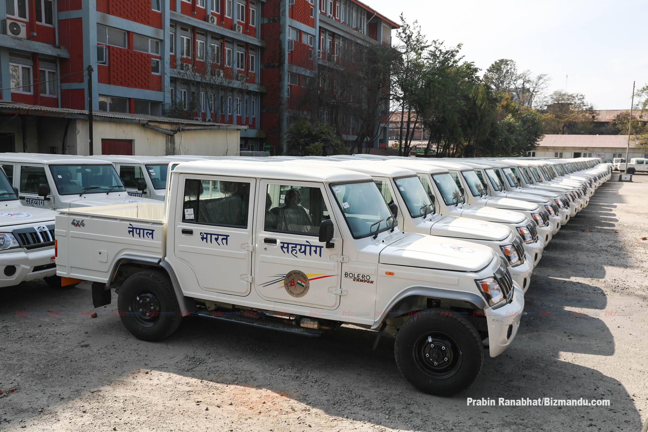 निर्वाचनका लागि भारतले सरकारलाई सहयोगस्वरुप उपलब्ध गराएका गाडी सिंहदरबारमा