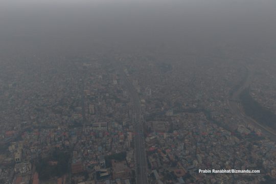 बिहानदेखि धुम्म राजधानी, ड्रोनबाट यस्तो देखियो चिसिएको काठमाडौंको दृश्य