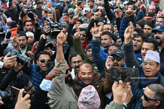 गगन र विश्वलाई पाँच वर्षलाई निष्कासन गरेपछि भृकुटीमण्डपमा देउवाविरुद्ध नाराबाजी