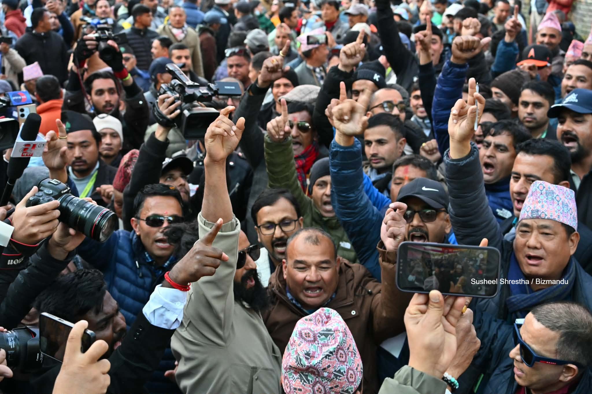 गगन र विश्वलाई पाँच वर्षलाई निष्कासन गरेपछि भृकुटीमण्डपमा देउवाविरुद्ध नाराबाजी