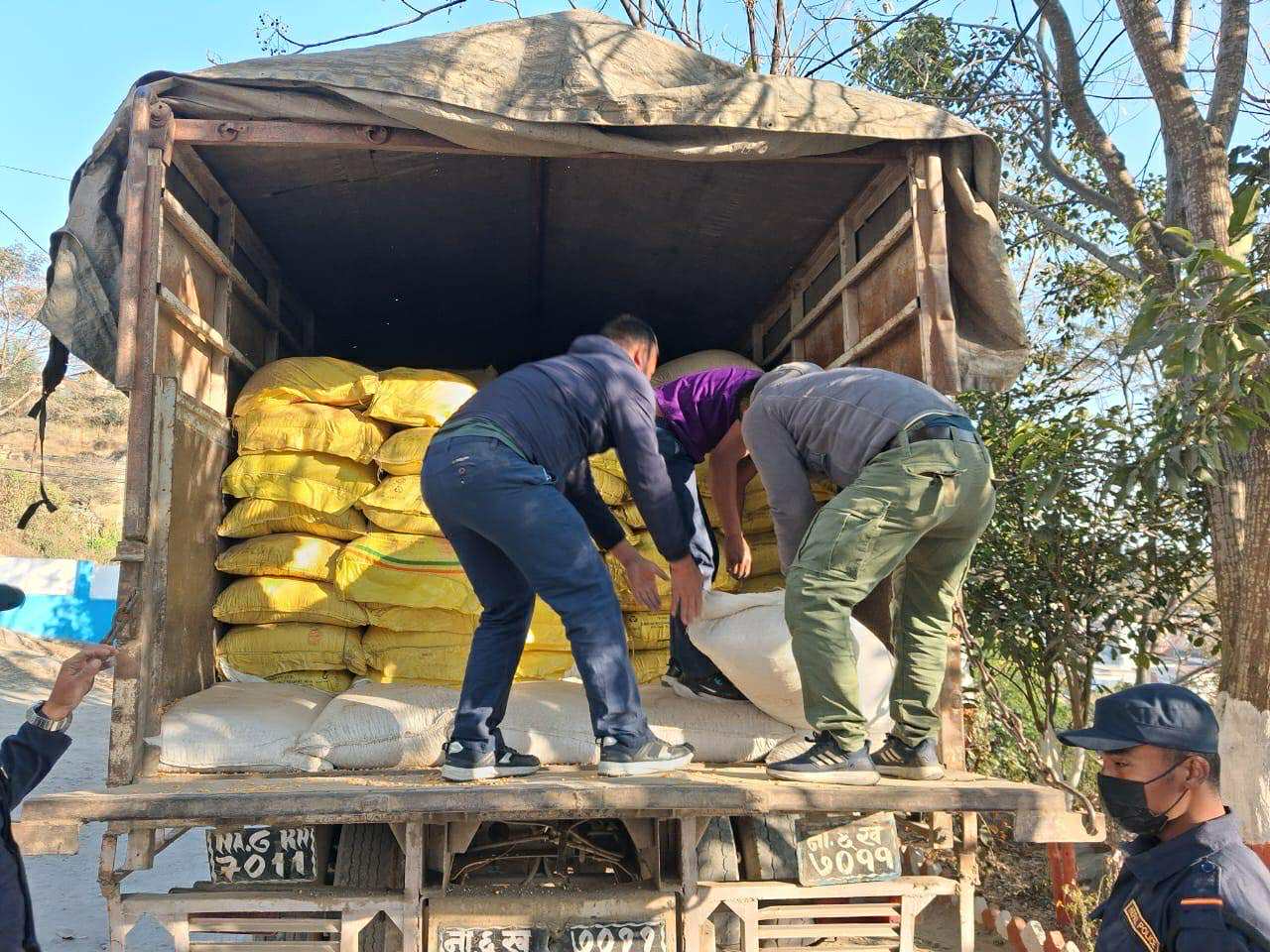 मकै लिएर काठमाडौं आएको ट्रकमा ४ सय बोरा अवैध युरिया, कार्बाही भन्सारको जिम्मा