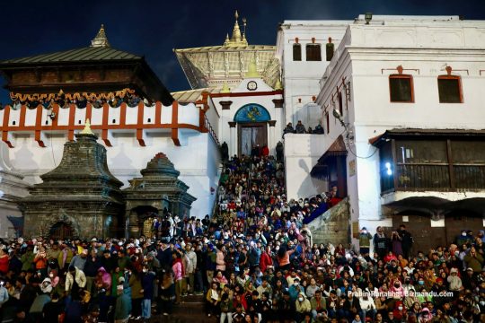 महाशिवरात्रिको पूर्वसन्ध्यामा पशुपति क्षेत्रमा साधु र भक्तजनहरुको चहलपहल (तस्बिरहरु)