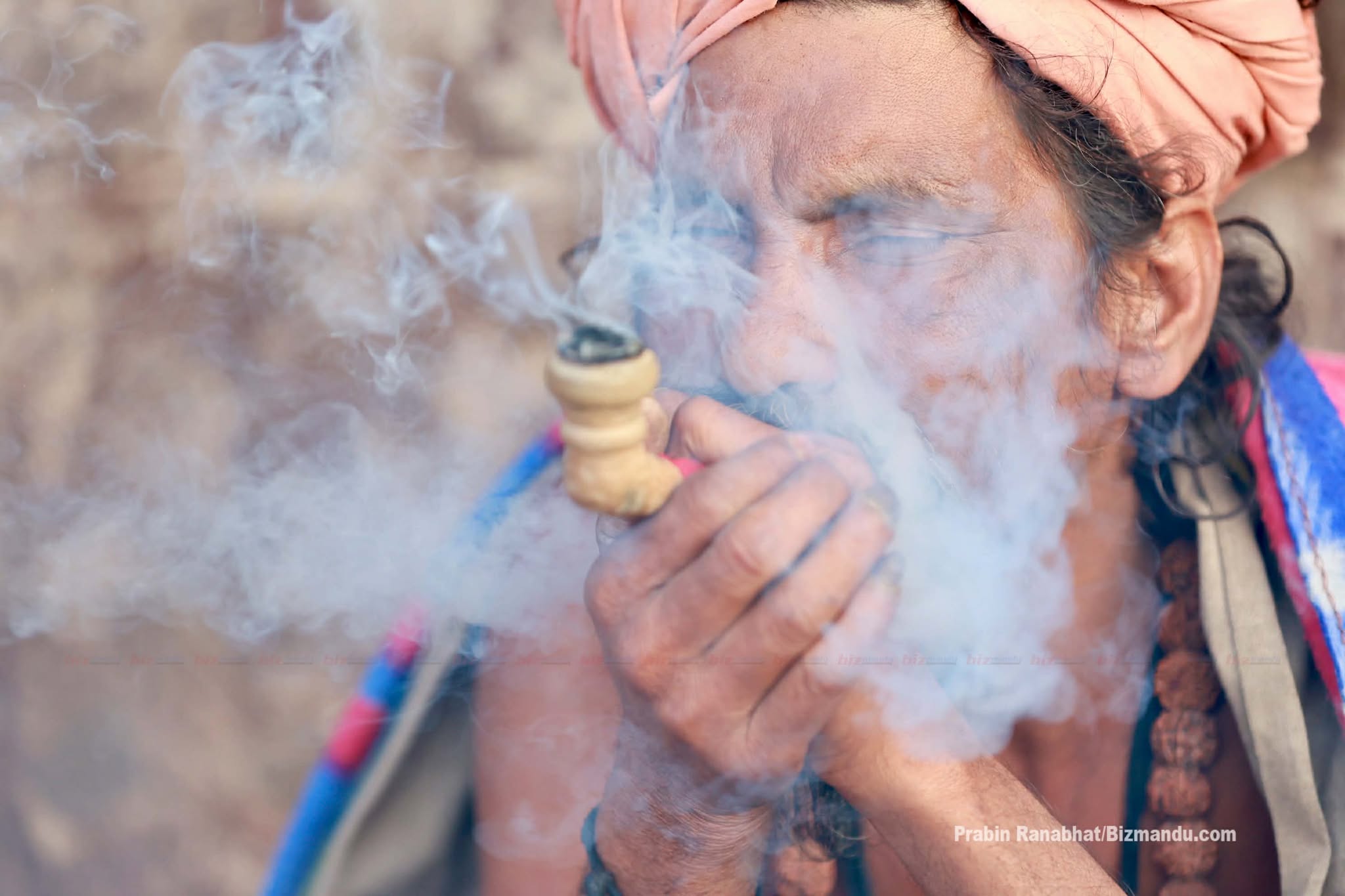 जय शम्भो ! महाशिवरात्रिमा धुँवामा रङमङ्गिएको पशुपतिनाथ (तस्बिरहरू)
