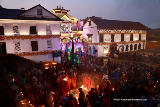 महाशिवरात्रिका अवसरमा आज बिहानैदेखि पशुपतिनाथ मन्दिर परिसरमा दर्शनार्थीको घुइँचो