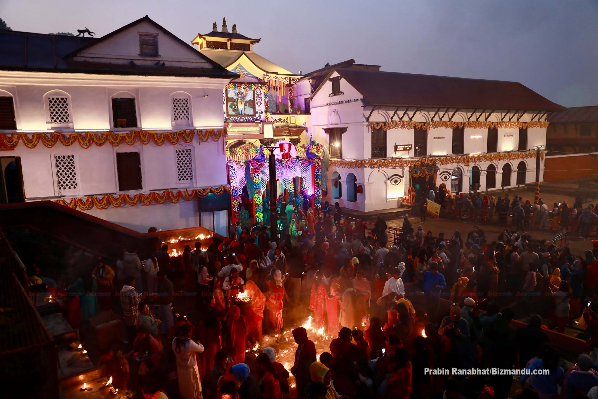 महाशिवरात्रिका अवसरमा आज बिहानैदेखि पशुपतिनाथ मन्दिर परिसरमा दर्शनार्थीको घुइँचो