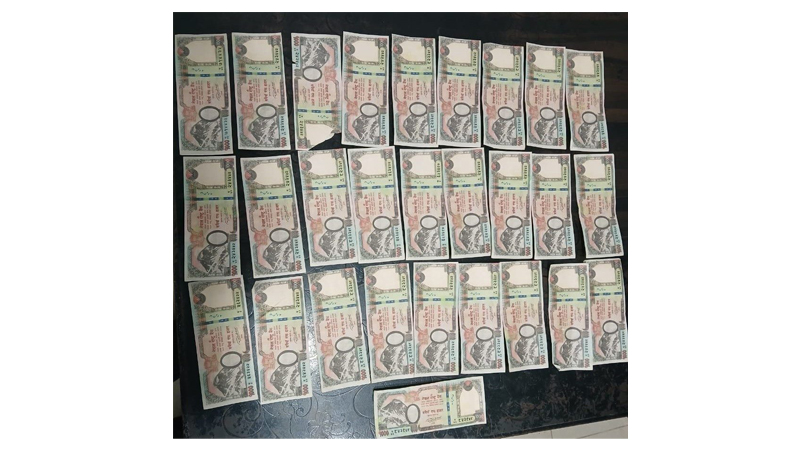 किराना पसलमा हजारको नक्कली नोट दिँदा २५ वर्षीय युवक पक्राउ, साथबाट २८ नोट बरामद