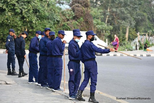 भरतपुरका चोकचोकमा निर्वाचन प्रहरी, नेपाल प्रहरीसँग संयुक्त रुपमा गस्ती गर्दै (तस्बिरहरू)