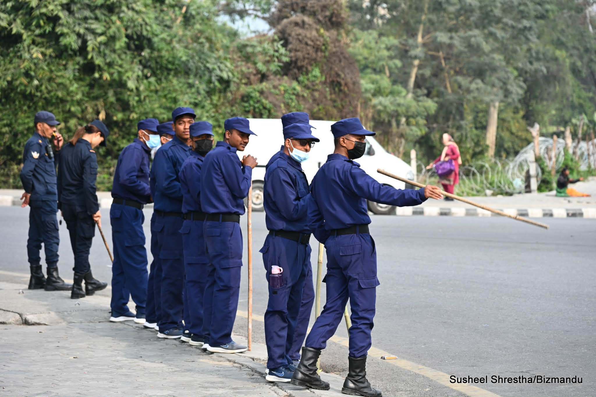 भरतपुरका चोकचोकमा निर्वाचन प्रहरी, नेपाल प्रहरीसँग संयुक्त रुपमा गस्ती गर्दै (तस्बिरहरू)