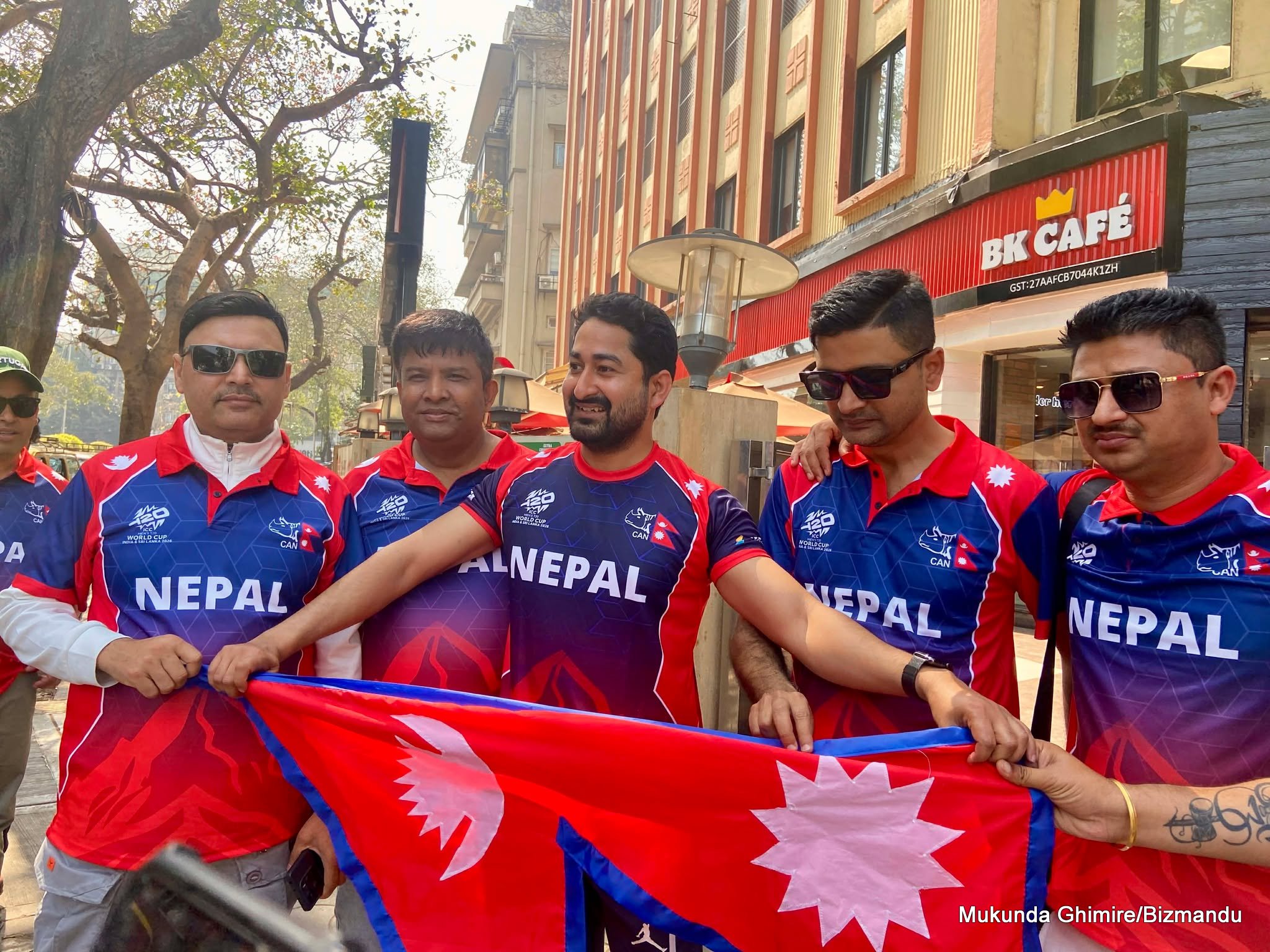 नेपाल र इटालीबीचको खेल सुरु हुनै लाग्दा वानखेडे आसपासमा जम्मा हुन थाले नेपाली समर्थक