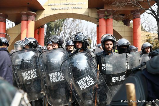 पूर्वराजा ज्ञानेन्द्र झापाबाट कैलाश एयरको हेलिकोप्टरमा सवार, विमानस्थलमा बढाइयो प्रहरी
