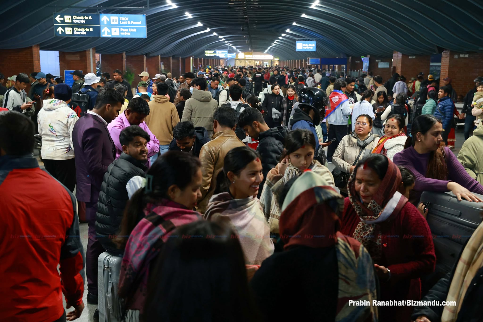 गल्फ क्षेत्रको ‘एयरस्पेस’ बन्द हुँदा काठमाडौंबाट हुने सबै उडान रद्द, विमानस्थलमा यात्रुहरूको भीड