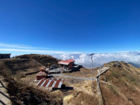 आन्तरिक पर्यटक तान्दै काभ्रेको बेथानचोक, गजराम पर्वतबाट देखिन्छ हिमशृंखला