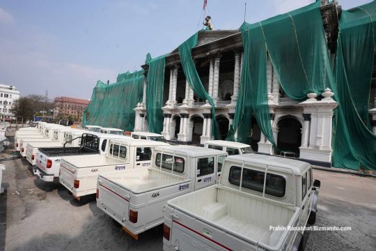 जलेको सिंहदरबार अघि भारतले निर्वाचनका लागि दिएको गाडीको लस्कर (तस्विरहरु)