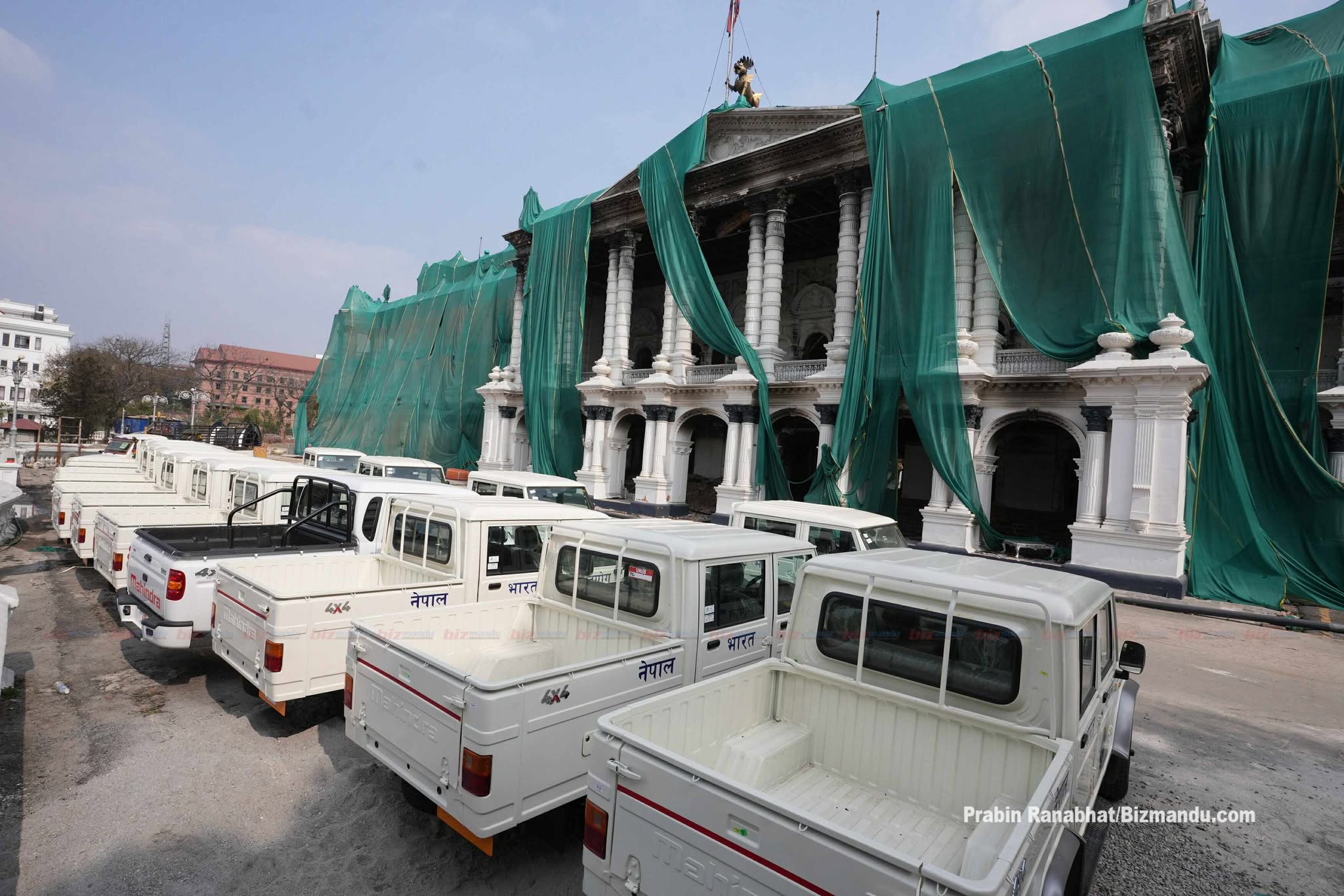 जलेको सिंहदरबार अघि भारतले निर्वाचनका लागि दिएको गाडीको लस्कर (तस्विरहरु)