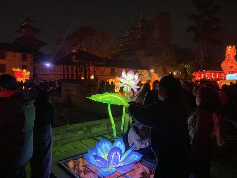 पाटनमा चिनियाँ नयाँ वर्षको उत्सव, ल्यान्टर्न हेर्न साँझ दरबार पुग्नेको घुइँचो (तस्विरहरु)